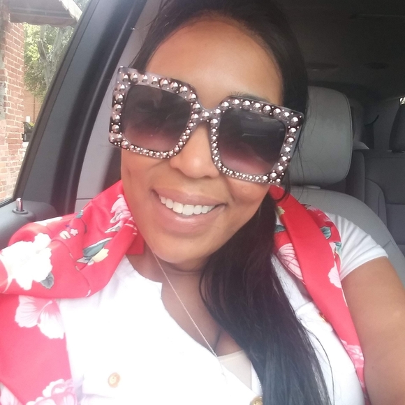 Meet your Posher, Tiffany - Picture 1 of 3